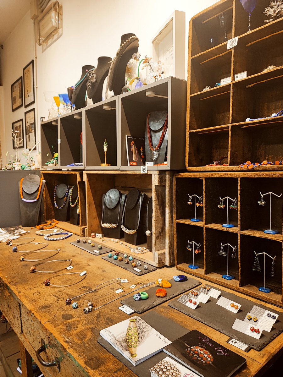 alessia_fuga's tweet photo. Behind the scenes where magic happens ✨
From dreams in my head to sparkling treasures in your hands!

https://t.co/Itfm2avLPU
#CraftedWithLove #JewelryJourney #alessiafuga #glassbeads #glassjewellery #perleinvetro #gioielliinvetro #murano #handmade #fattoamano #madeinvenice https://t.co/MlZCPyU3Fu