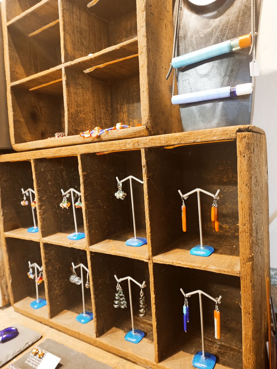 alessia_fuga's tweet photo. Behind the scenes where magic happens ✨
From dreams in my head to sparkling treasures in your hands!

https://t.co/Itfm2avLPU
#CraftedWithLove #JewelryJourney #alessiafuga #glassbeads #glassjewellery #perleinvetro #gioielliinvetro #murano #handmade #fattoamano #madeinvenice https://t.co/MlZCPyU3Fu