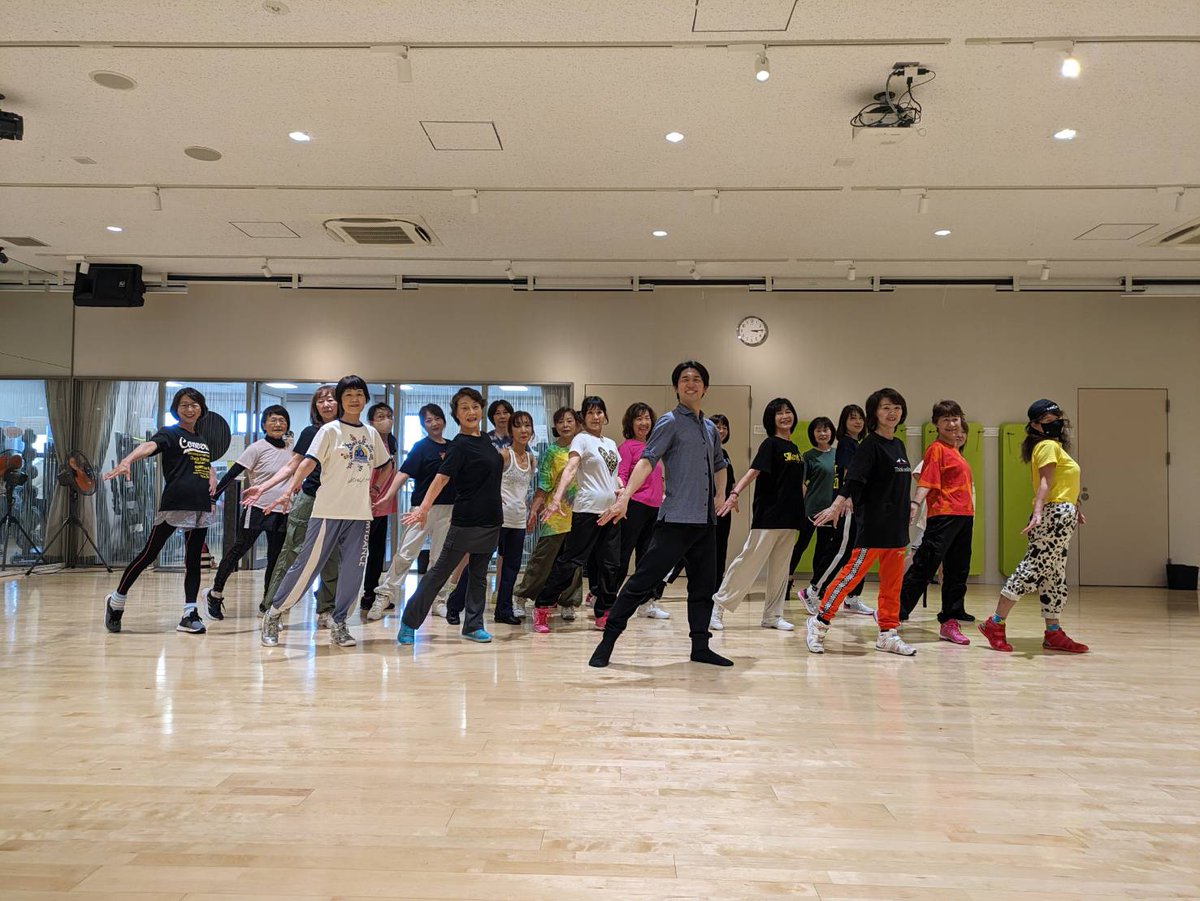 spaaxia's tweet photo. 元劇団四季ダンサーで振付師のONDYさんのダンスエクササイズは大好評でした!
2部構成で初めての方も安心して参加頂けている様子が見られました!
中には後半の中級レッスンから参加される方も!
レッスン終了後はみなさま笑顔でスタジ��から出てきた��とが印象的でした✨
#湯舞音 #YUBUNEPPA #ONDY https://t.co/RJzOoqWU4i