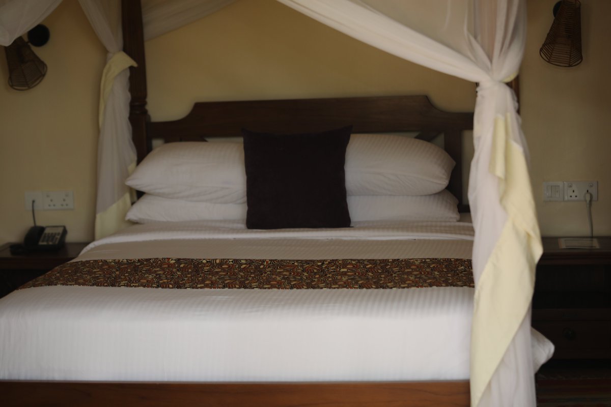 emburara's tweet image. Our lodge provides comfortable and convenient rooms for a pleasant stay. We offer ample parking space and a helipad for guests traveling by car or air. Book your stay now!
+256776210872 | +256776200080
🌐 emburarafarmlodge.com
#LifeOnTheFarm  #AuthenticExperience #FarmLodge