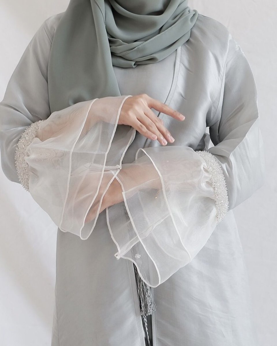 Girlss, I found this elegant yet comfy Abaya. Sesuai sangat pakai time special occasions, soo prettyy 🥹💖

A thread by #LilyShops ~