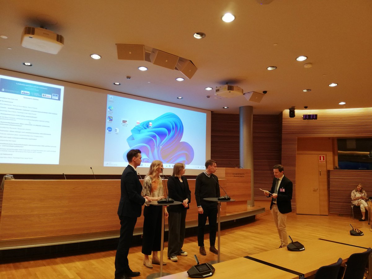 Virva Viljanen (@virvaviljanen) on Twitter photo Hyvää kansainvälistä lehdistönvapauden päivää! Miten poliitikot ja toimittajat voivat vähentää yhteiskunnallista vastakkainasettelua? Tähän vastaavat @pinjaperholehto, <a href="/heikkiautto/">Heikki Autto | Kokoomus | Lappi</a>, <a href="/annikeskih/">Anni Keski-Heikkilä</a> ja <a href="/alecneihum/">Alec Neihum</a>, keskustelua kirittää <a href="/KaiusNiemi/">Kaius Niemi</a> <a href="/RSF_fi/">Toimittajat ilman rajoja Suomi</a>. Hyvää kansainvälistä lehdistönvapauden päivää! Miten poliitikot ja toimittajat voivat vähentää yhteiskunnallista vastakkainasettelua? Tähän vastaavat @pinjaperholehto, <a href="/heikkiautto/">Heikki Autto | Kokoomus | Lappi</a>, <a href="/annikeskih/">Anni Keski-Heikkilä</a> ja <a href="/alecneihum/">Alec Neihum</a>, keskustelua kirittää <a href="/KaiusNiemi/">Kaius Niemi</a> <a href="/RSF_fi/">Toimittajat ilman rajoja Suomi</a>.