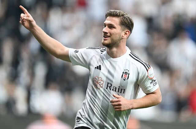 İngiliz basınından Caught Offside'ın haberine göre; West Ham United, genç bir forveti kadrosuna katmak isterken listenin başında Semih Kılıçsoy bulunuyor. (Haberturk)