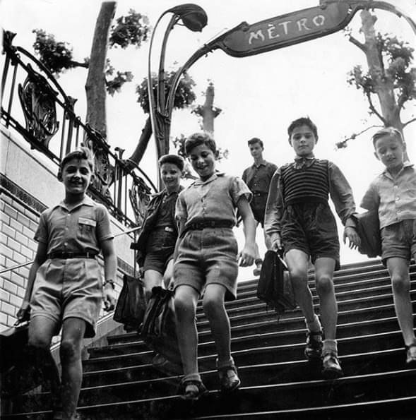 Écoliers, métro Mirabeau. 1950. Paris