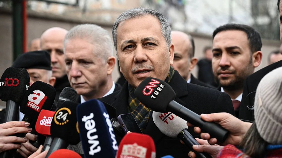 İçişleri Bakanı Ali Yerlikaya, 1 Mayıs Emek ve Dayanışma Günü’nde Saraçhane meydanında toplanan ve polise taşlı sopalı saldırıda bulunan 29 şüphelinin yakalandığını duyurdu.