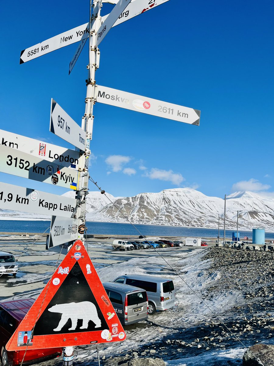 Just som våren tvekade som mest i Sverige bar det av på studieresa med @KASNordics till Norra ishavet och Svalbard. En plats där äventyret står i fokus! Men gränsen till krisläge är tunnare än man kan tro. Läs mer om resan i min artikel på Axess hemsida! axess.se/kommentar/sval…