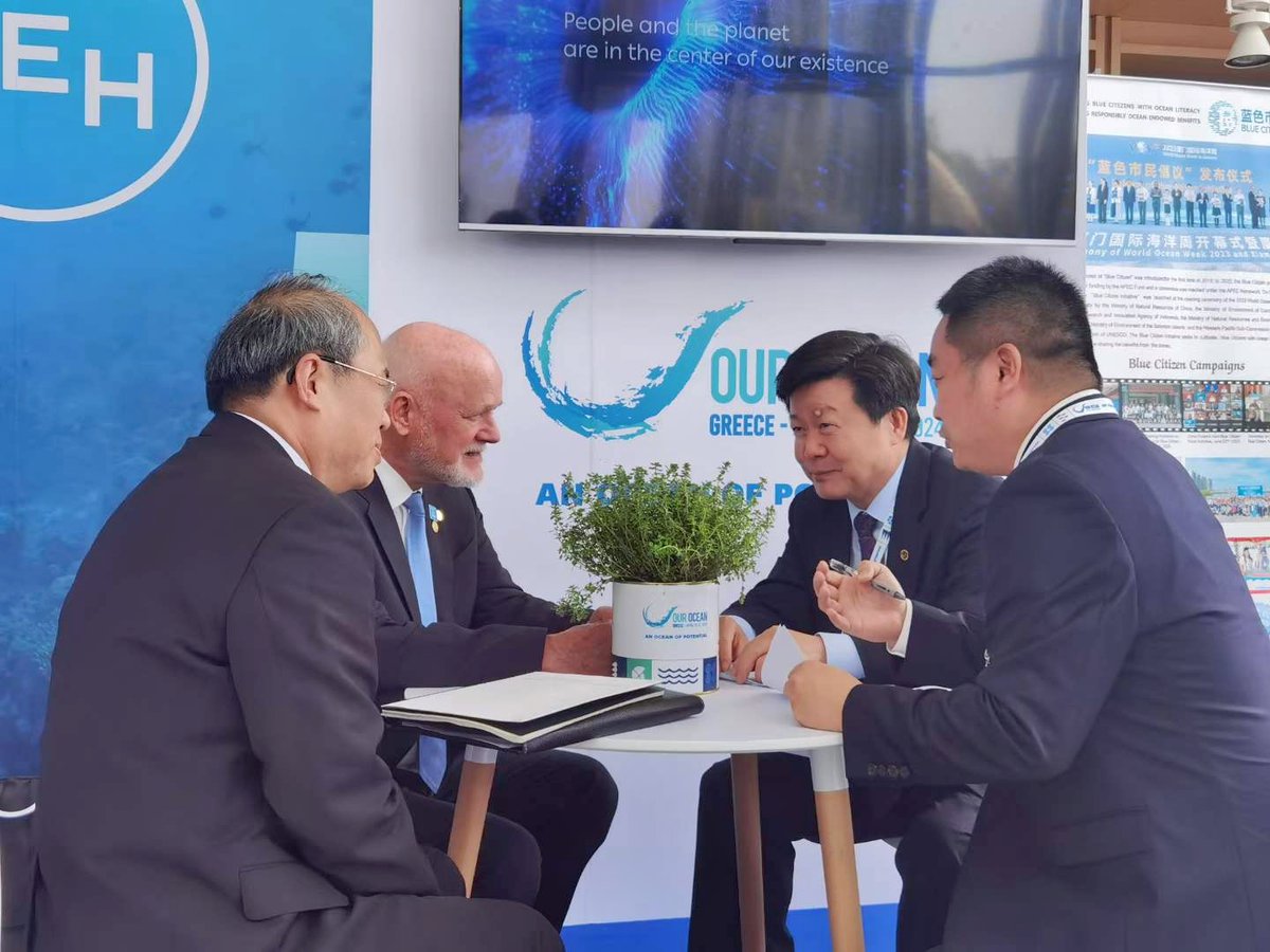 Πρόσφατα αποστολή από 🇨🇳, με επικεφαλής τον Υφυπουργό Φυσικών Πόρων κ. Sun Shuxian, συμμετείχε στο Συνέδριο @OurOceanGreece . Ο Κινέζος Εκπρόσωπος ανέλυσε τη φιλοσοφία & τις επιτυχίες της Κίνας στις οικολογικές θαλάσσιες κατασκευές & στην #ανάπτυξη της θαλάσσιας οικονομίας.
