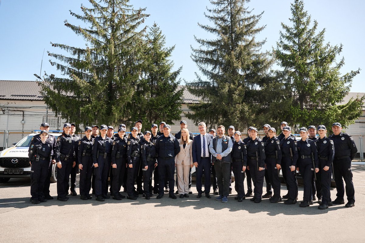 🚔 Supported by @FranceenUkraine, UNFPA handed over 13 vehicles to @NPU_GOV_UA for mobile response groups addressing domestic violence. 🫂Strengthening police capabilities will provide more assistance for survivors in Dnipropetrovsk and Sumy regions, even in rural areas!