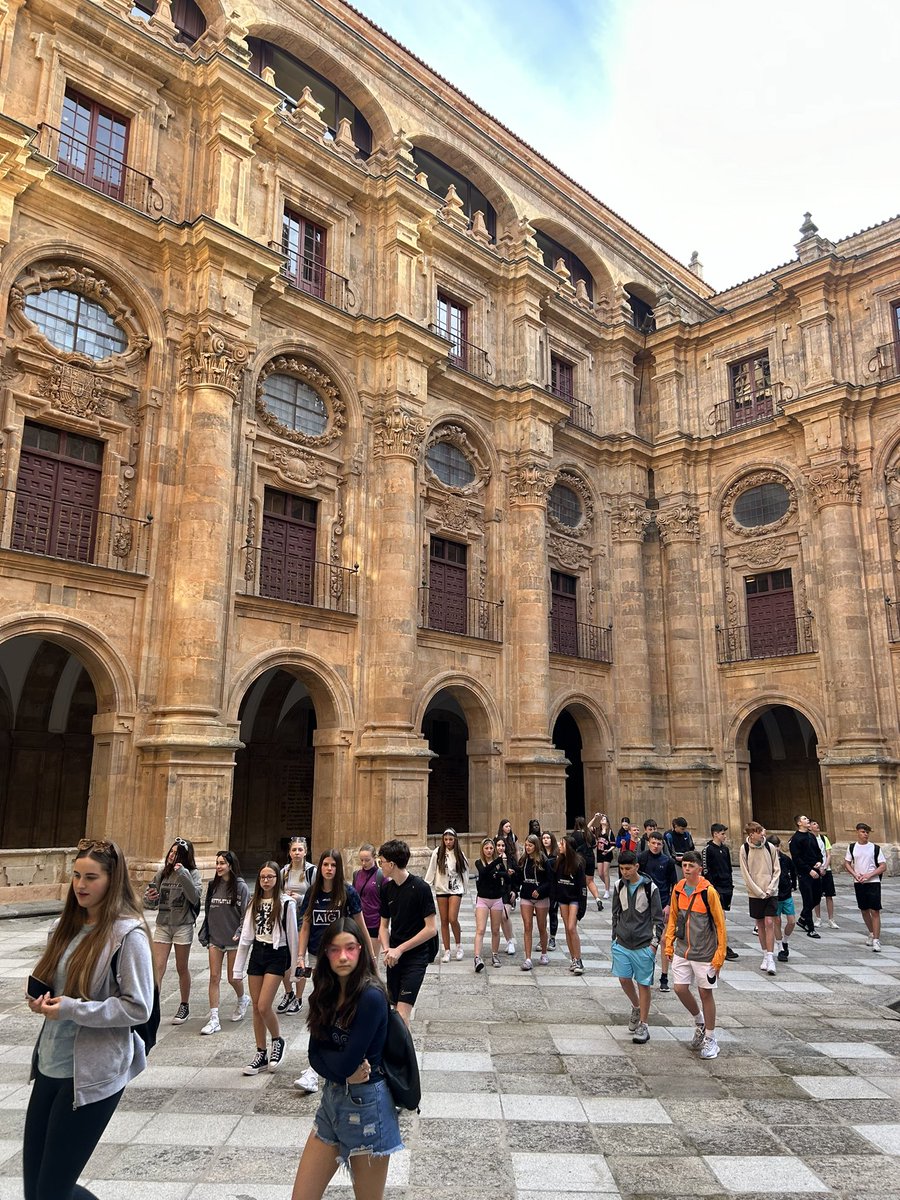 First day of Spanish classes for our 2nd Years who are attending La Universidad de Salamanca for the next five days! A real cultural experience 🇪🇸 @languages_ie @CeistTrust