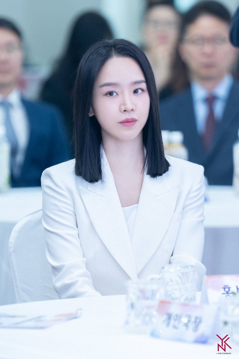simpforhaesun's tweet photo. white is definitely her color 🫠🤍 https://t.co/YeXU7mOo77