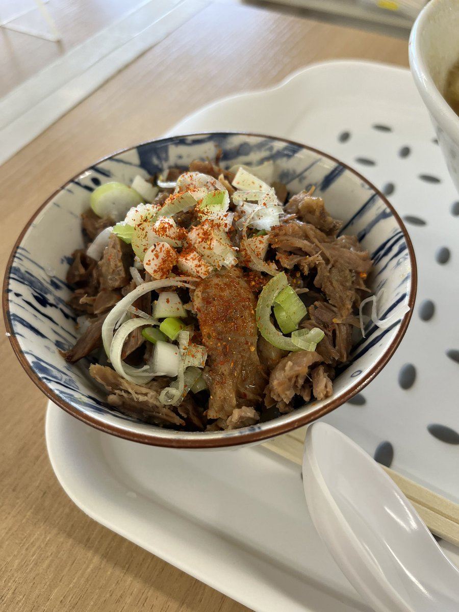 あぁ腹減った、ラーメン？余裕余裕🥰
残したらわるいから麺100gやな、米もいけるやろ👌
15分後

・・・あかん、もう無理や🥹
すいません残してしまいました、ごちそうさまでした🥹