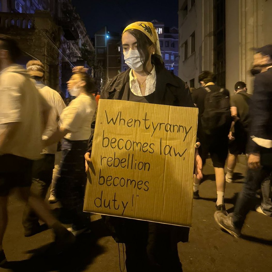 En Georgia una manifestante cita el Libertador Simón Bolívar 👀🇬🇪🇻🇪🗽 “Cuando la tiranía se hace ley, la rebelión es un derecho' WOW!!!! ¡Que Vivan Venezuela y Georgia Libres!