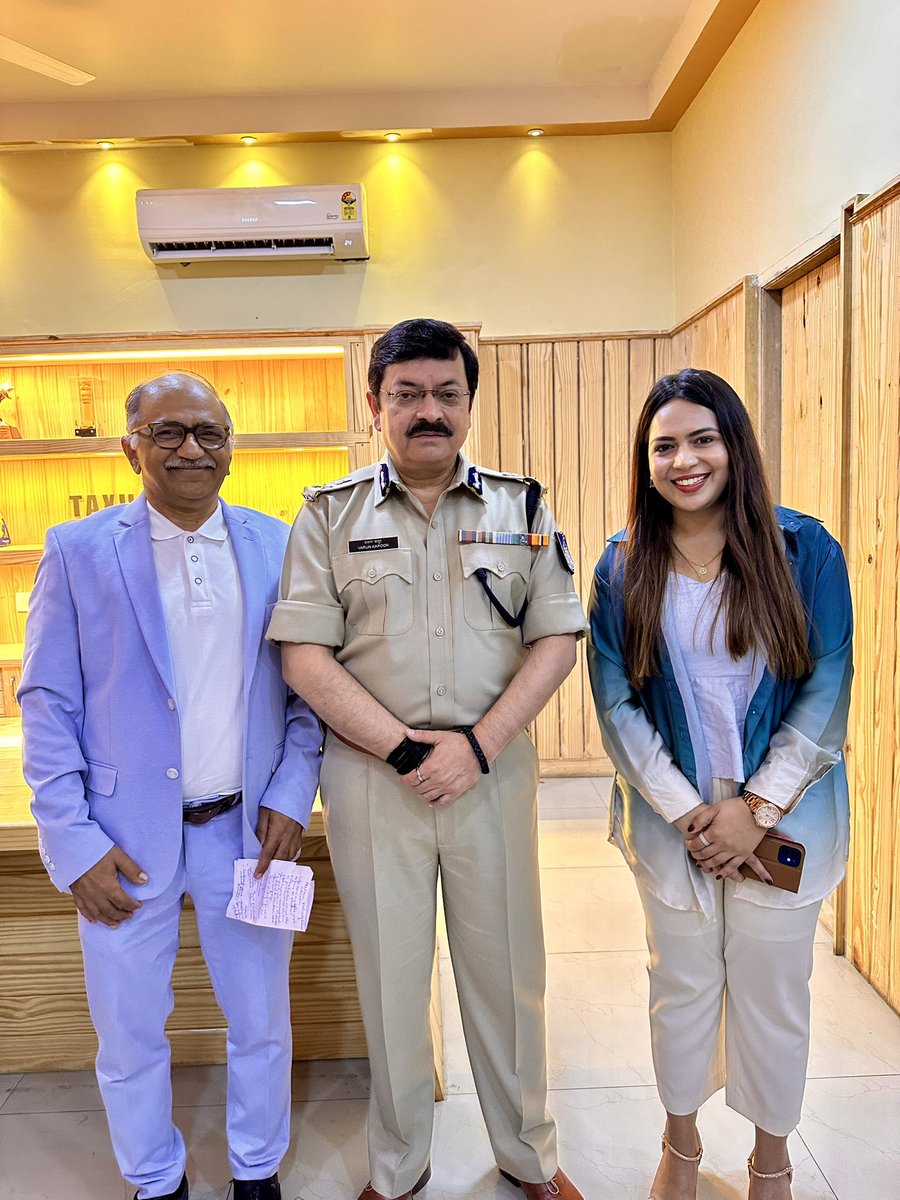 varunkapoor170's tweet image. After the TEDx talk many young fans always approach to take their photos with me and I do not as a rule disappoint anyone!
@ TEDx Taxila Business School, Jaipur
#MyTEDx
#MyFans
#MyEvents
#JustJaipur
#EffortContinues
#varunkapoorips