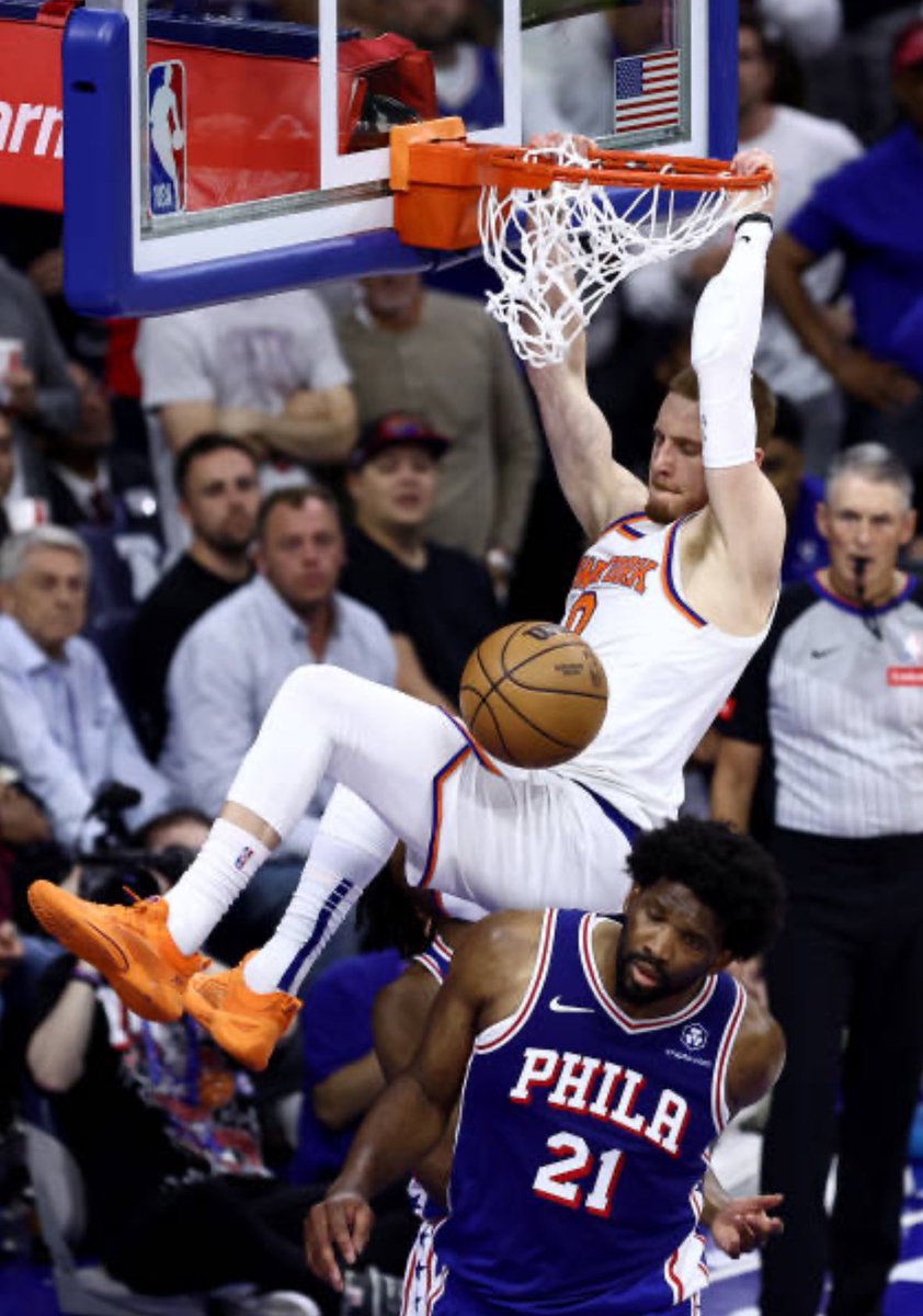 Donte DiVincenzo comes alive in Game 6 and the Knicks advance:

23 points 
5-9 three
7 assists 
2 steals 
3 blocks 

This dunk