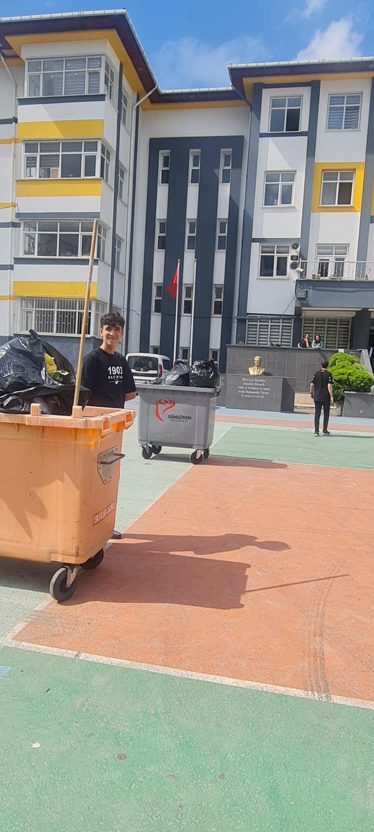 Ben Her Yerde Varım Projesi kapsamında ,sıfır atık hareketi ile  okul bahçesini temizleyip geri dönüşüm için ayırma çalışmaları yapıyoruz.<a href="/istanbulilmem/">İstanbul İl Millî Eğitim Müdürlüğü</a> <a href="/_ferhat_ozturk/">Ferhat Öztürk</a> <a href="/MemGungoren/">Güngören İlçe Millî Eğitim Müdürlüğü</a>