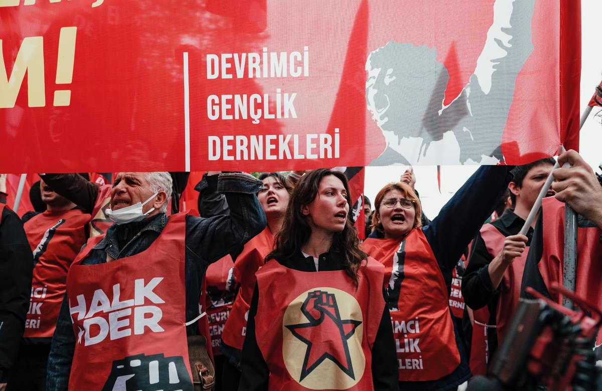 #Açıklama | Evlerimiz polis tarafından basıldı!

Taksim’e yürümek suç değil ülkesini ve halkını seven herkesin görevidir!

1 Mayıs’taki polis terörünün üstünden iki gün bile geçmemişken, sabahın erken saatlerinde aralarında dernek üyelerimizin de bulunduğu, İstanbul'da 1 Mayıs'a…