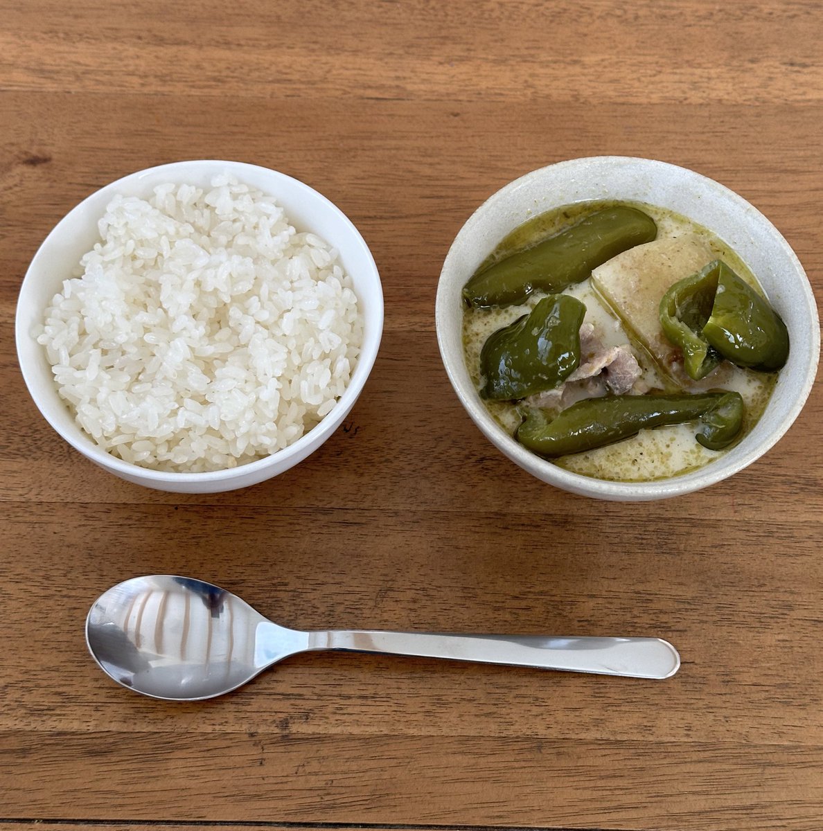 またまたまたグリーンカレー作った〜 茄子がなかったからピーマン増しで🫑 隠し味に蜂蜜入れてみた〜🤤 レモングラスがめっちゃ爽やか！もう直ぐ夏だしね〜