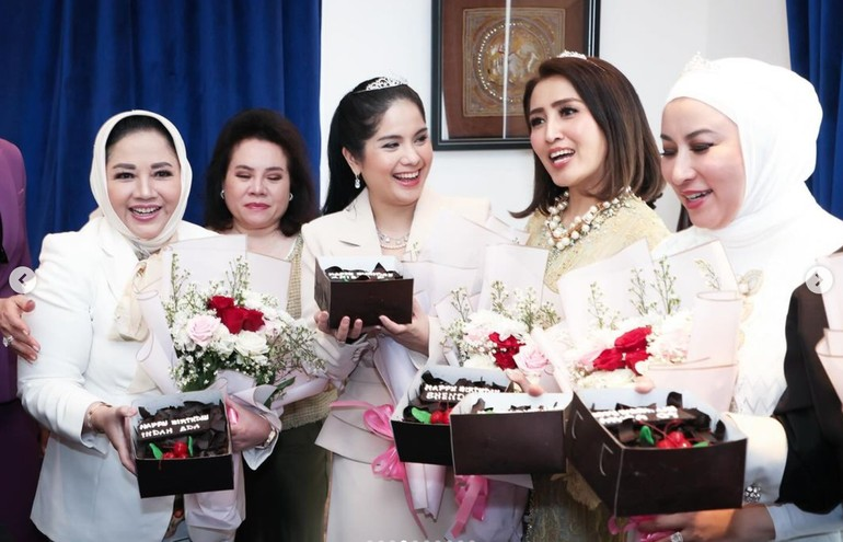 wolipop's tweet photo. #Foto Annisa Pohan baru saja membagikan foto-foto kebersamaannya bareng geng sosialitanya yang terdiri dari Krisdayanti hingga Liliana Tanoesoedibjo.π₯°
Berikut potretnya.
>>https://t.co/lg4Rw8ybOn
Foto: dok. instagram
#AnnisaPohan #Krisdayanti #LilianaTanoesoedibjo https://t.co/tInG4jew7S