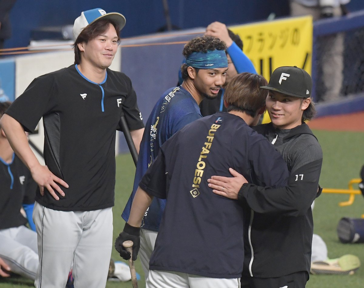 【オリックス対日本ハム】オリックス・石川亮選手と抱擁する伊藤大海投手。（撮影・林俊志）
#lovefighters
#北海道日本ハムファイターズ
#伊藤大海 
#サンスポ