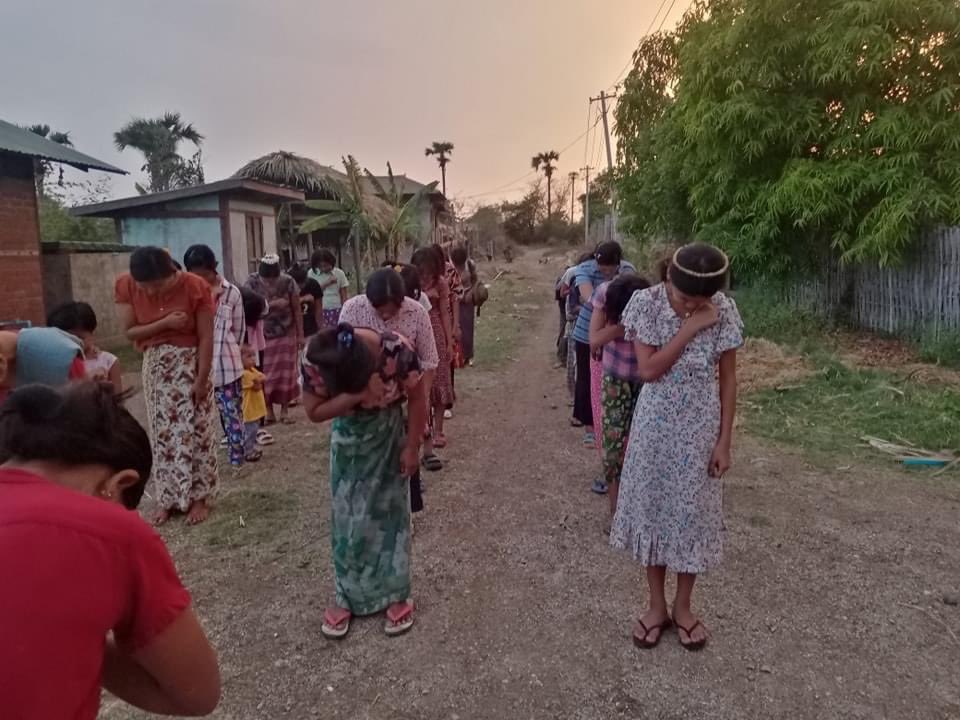 Pro-democracy residents from a village of #Yinmarbin Twp, #Sagaing Region, regularly staged an evening strike to drive out the #MilitaryDictatorship on May2.

#AgainstConscriptionLaw    
#2024May3Coup         #WhatsHappeningInMyanmar