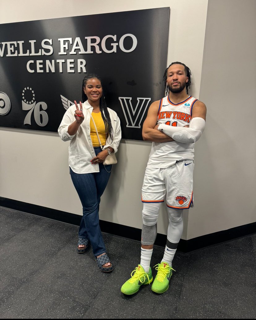 Jalen & Erica Brunson flexing in front of the Wells Fargo sign is a vibe. 

📸@eribrunson