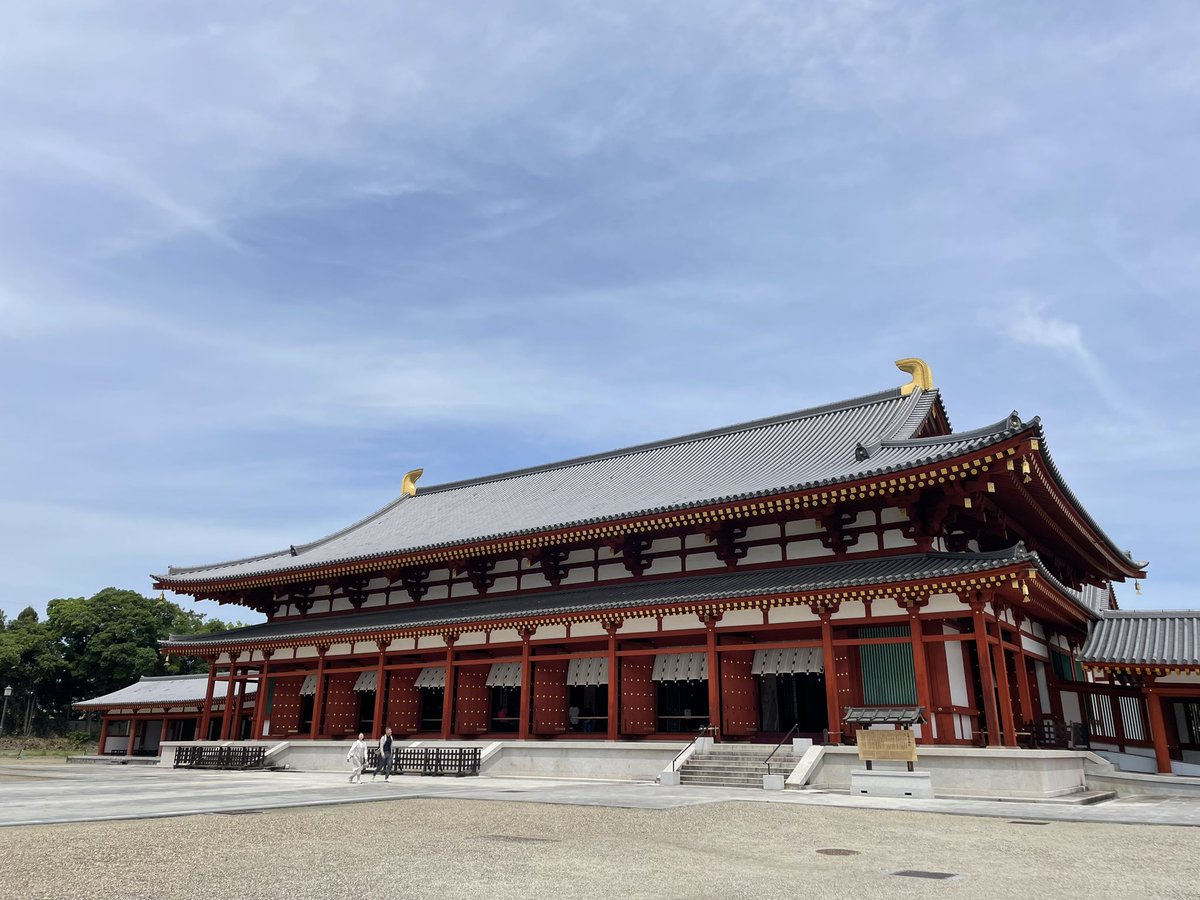 郡山城から西ノ京へ。まず薬師寺へ。 薬師寺には初めて来たけど、この広さと東西の塔の中の彫刻には圧倒された！ お客さんもまばらで、回りやすかった。 薬師のひとりごとのコラボイベントやってたよ。 お寺って心があらわれるね〜。 #薬師寺　#奈良　#世界遺産