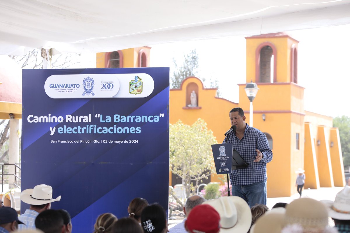 Concluimos nuestra gira en San Francisco del Rincón supervisando la rehabilitación del camino rural Mezquitillo San José de la Calera. 🌄 Gracias a la comunidad por su cálida recepción y esfuerzo, que hacen posible mejorar la conectividad y seguridad de nuestros caminos. 🛣️🚜