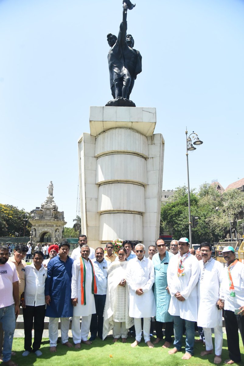 One 1st May I gave Tribute to the martyrs by offering flowers to the memorial at Hutatma Chowk on the occasion of Maharashtra Day and Labor Day. On that occasion, Mumbai Congress President @VarshaEGaikwad Tai ji candidate from North central Mumbai Mahavikas Aghadi & other