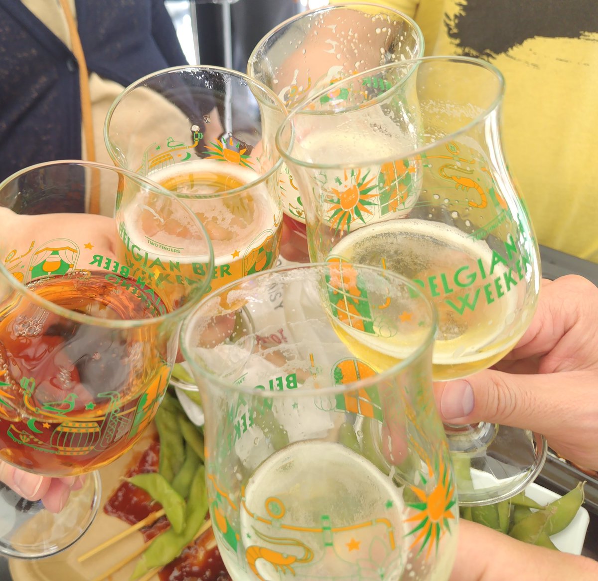 会場をフラフラしてた、ともみぃぬ夫婦を偶然はっけーん👀✨
んでもって、乾杯🍻
 #ベルギービールウィークエンド