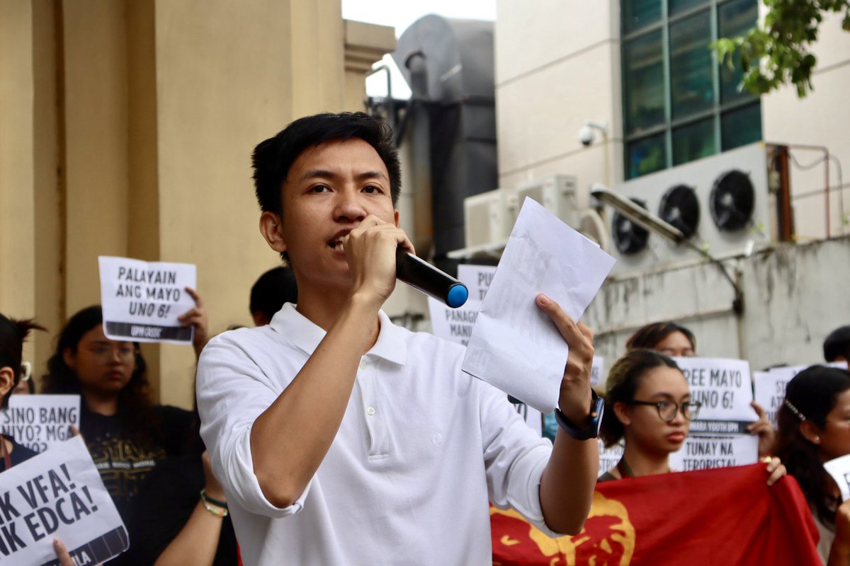 mkule's tweet photo. Jomari, @UPMDevsoc: Panagutin ang dapat panagutin sa lantarang paglabag sa karapatan sa malayang pagprotesta. Bilang mga kabataan at estudyante, mas lalo pa nating pag-igtingin ang ating mga panawagan laban sa imperyalistang puwersa na patuloy na pumapatay sa mga mamamayang Pilipino.

#ReleaseMayoUno6