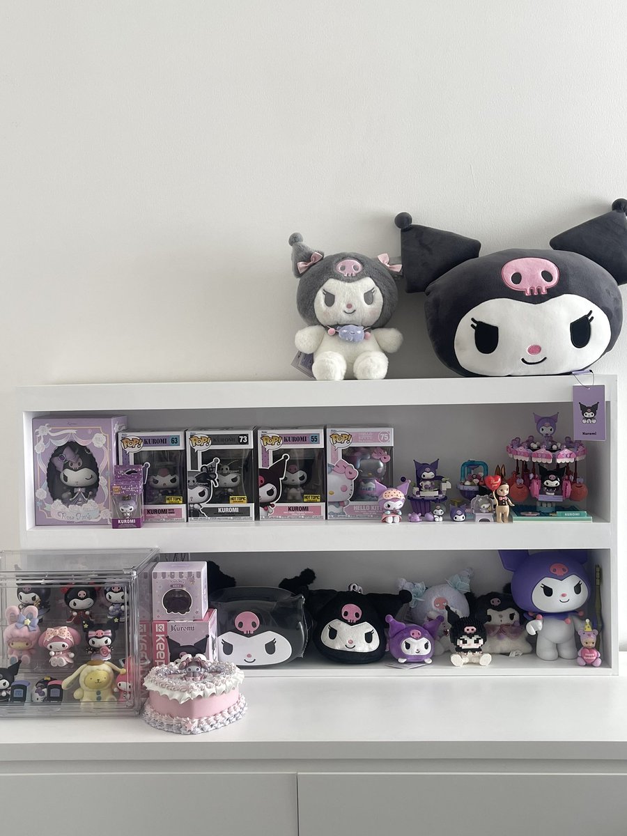 semua koleksi mainanku (funko, figurine, nendo dll) aku taruh di ruang kerja & punya spot sendiri kaya gini btw, another unpopular opinion soal rumah: gapapa naro mainan di ruang kerja, somehow bisa jadi penyemangat