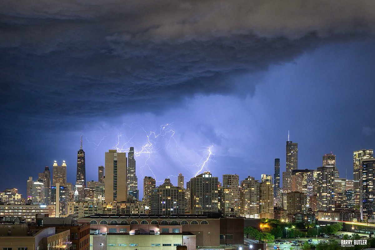 God's etch-a-sketch over the Chicago skyline at 1107pm on Thursday. #lightning #storm #news #weather #ilwx #chicago