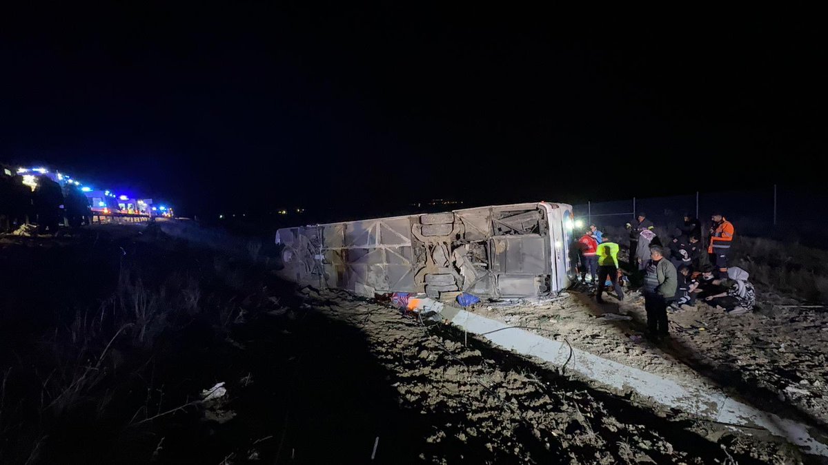 Aksaray'da yolcu otobüsünün şarampole devrilmesi sonucu 2 kişi hayatını kaybetti, 34 kişi yaralandı.