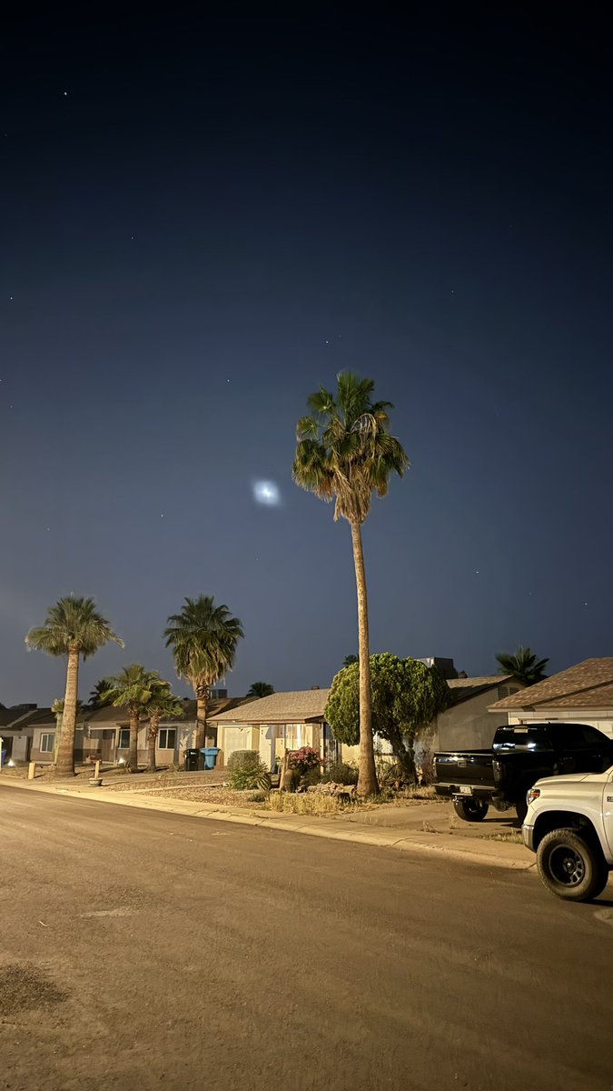 yohaun51's tweet photo. What’s flying over north Phoenix ? it had a cloud over it #UFO #Phoenix https://t.co/UXn951CY0e
