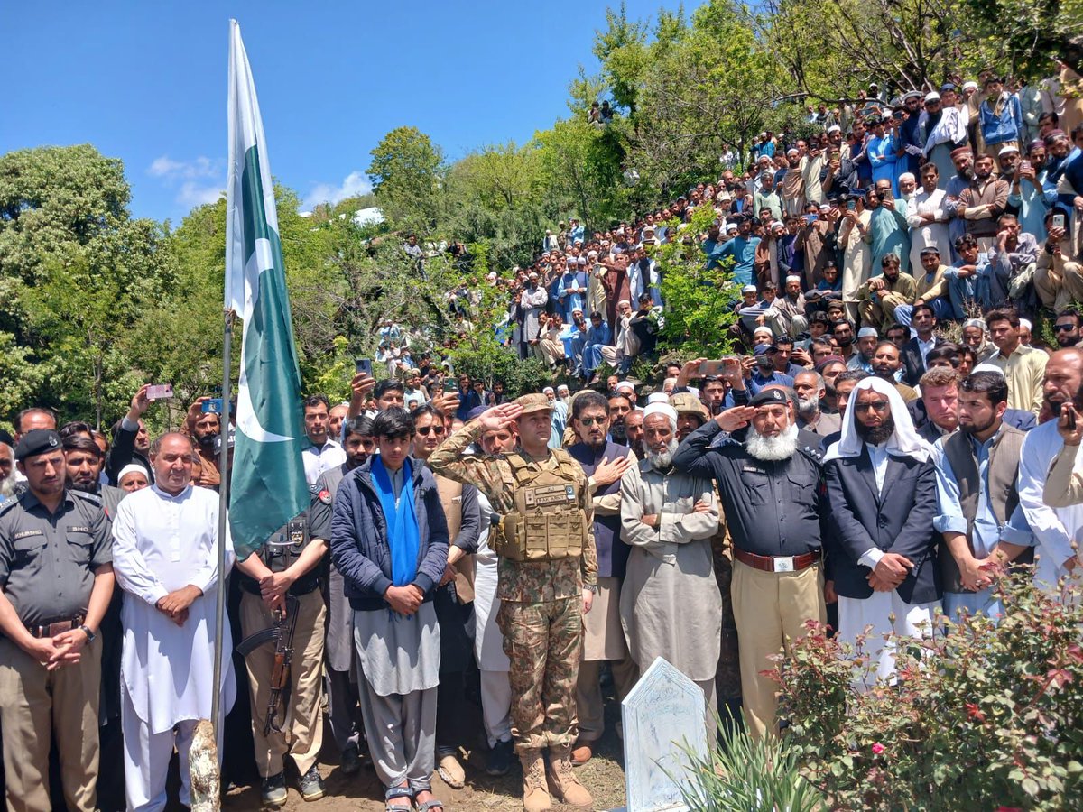 💐🤲🏻#OurMartyrsOurHeroes: ہم کوئی شہادت بھولے نہیں! #شانگلہ ، #سوات میں پاک فوج کے ایک کمانڈنگ آفیسر شہید کے ورثا کے ساتھ۔ #TTPKhawarij #PakArmy #SRHvsRR #onweer #bbcqt #eurovisiongr