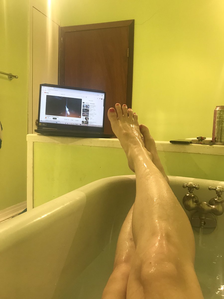 Nice #relaxing #bath (my bathroom doesn’t have a shower) 

#Femboy #Crossdress #DragQueen #Lgbt #LGBTQIA #feet #FeetPics #Nailpolish #BathTime