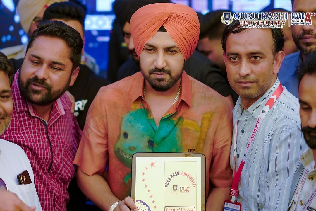 🤩 'Shinda Shinda No Papa' stars lit up Guru Kashi University! An unforgettable day of laughs and cheers with the cast. #gippygrewal #GuruKashiUniversity #ShindaGrewal #shindashindanopapa #moviepromotion