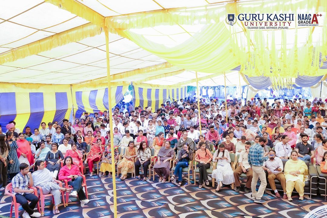 🤩 'Shinda Shinda No Papa' stars lit up Guru Kashi University! An unforgettable day of laughs and cheers with the cast. #gippygrewal #GuruKashiUniversity #ShindaGrewal #shindashindanopapa #moviepromotion