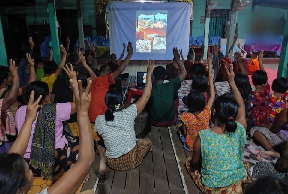 Ban Jet Fuel Exports To Myanmar Fascist Dictator!! 

Kalay People's Strike Committee & residents from #Kalay Twp, #Sagaing Region, joined demonstration & showed revolution film to oust the #MilitaryDictatorship on May2.

#WarCrimesOfJunta 
#2024May3Coup 
#WhatsHappeningInMyanmar