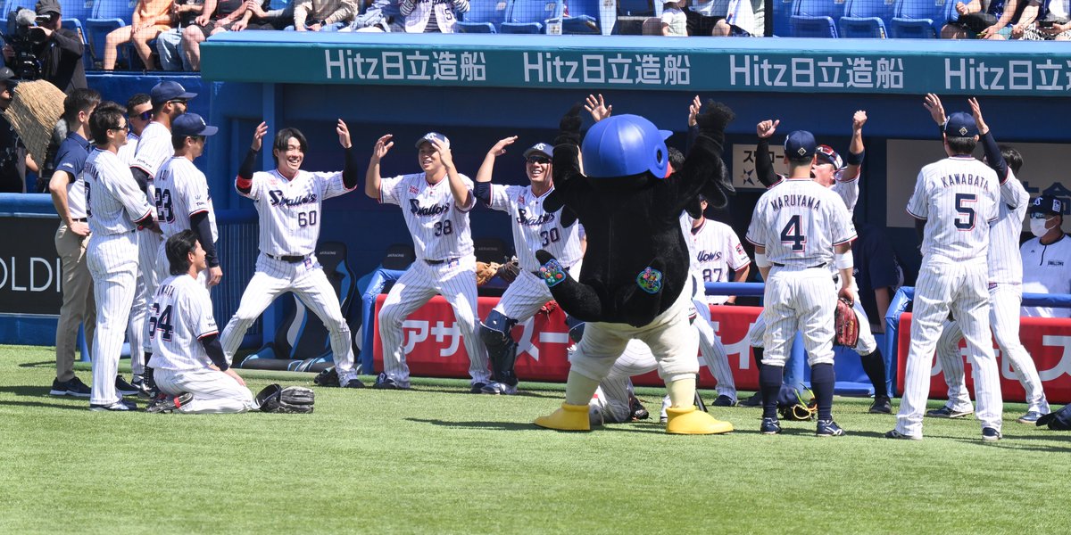 つば九郎さんもハカに参加してて可愛すぎる空間└( 'ω')┘

#swallows