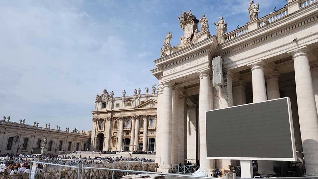Samsung boss meets Pope Francis at the Vatican - sammyfans.com/2024/05/03/sam… 
#Samsung #PopeFrancis #Vatican