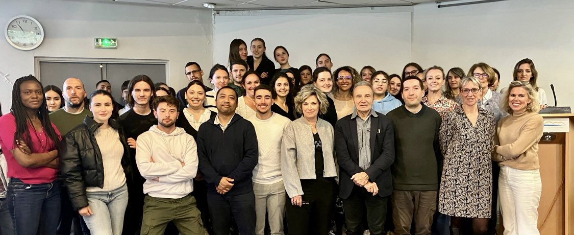 Conférence d’exception à l’#ifsi du @CHBassindeThau avec la présence du Pr Gilles Brücker, de Cathy Jaumard et de Michael Besse pour parler #epidemiologie et #santepublique à l’échelle mondiale auprès des futurs professionnels de santé 🙏 à tous les 3