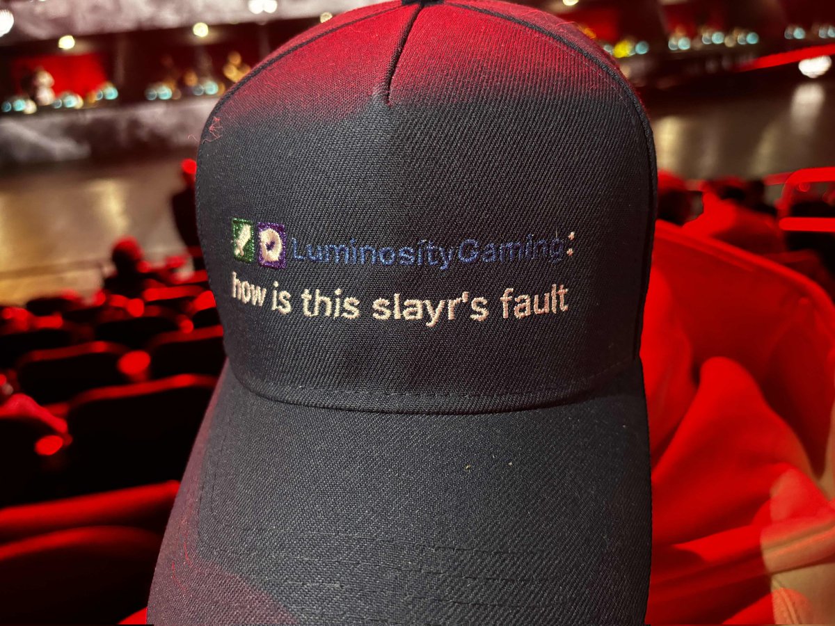 "Slayer, where are you?!" 💀

One fan brought the perfect custom Apex cap to #ALGS  IYKYK