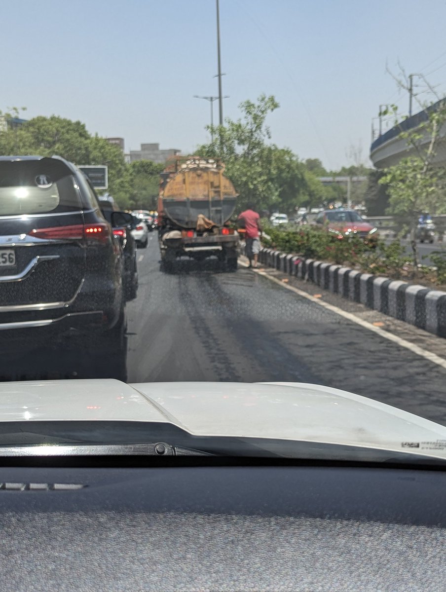 Watering of plants on the divider mid afternoon 1220 on Moolchand flyover 

also choking traffic 

Can an alternate time not been found for watering the plants 

#DelhiPolice 
#delhitrafficpolice
#specialcptraffic
#PWDDelhi 
#AtishiMarlena