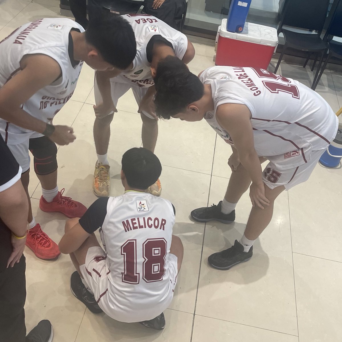 The <a href="/upjbtofficial/">UPIS Junior Fighting Maroons</a> in prayer as they prep for their game shortly. #UAAP3x3