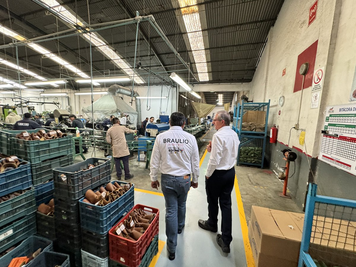 #EsTiempo
De apoyar a las empresas y fomentar la generación de empleos en el #Distrito2Toluca
Cuando hay empresas fuertes y prósperas existen las bases para mejorar la calidad de vida de #Toluca.
Agradezco a @ZapatosCrucero el recorrido por su planta y el bonito par de zapatos.