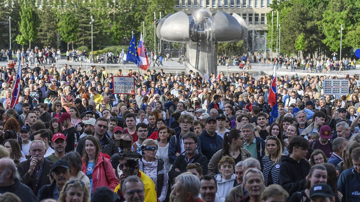 #Eslovaquia: Miles de eslovacos protestan contra el plan del Gobierno de #RobertFico para controlar la radiotelevisión pública del país. es.euronews.com/2024/05/03/mil…