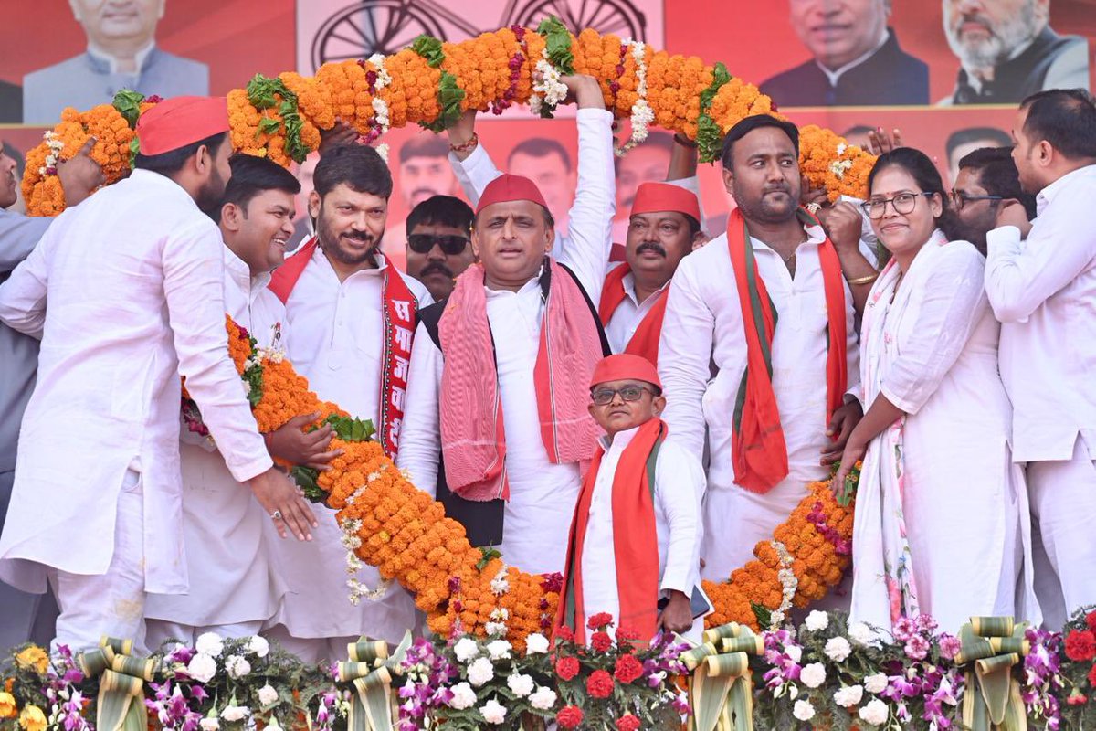 yadavakhilesh tweet picture