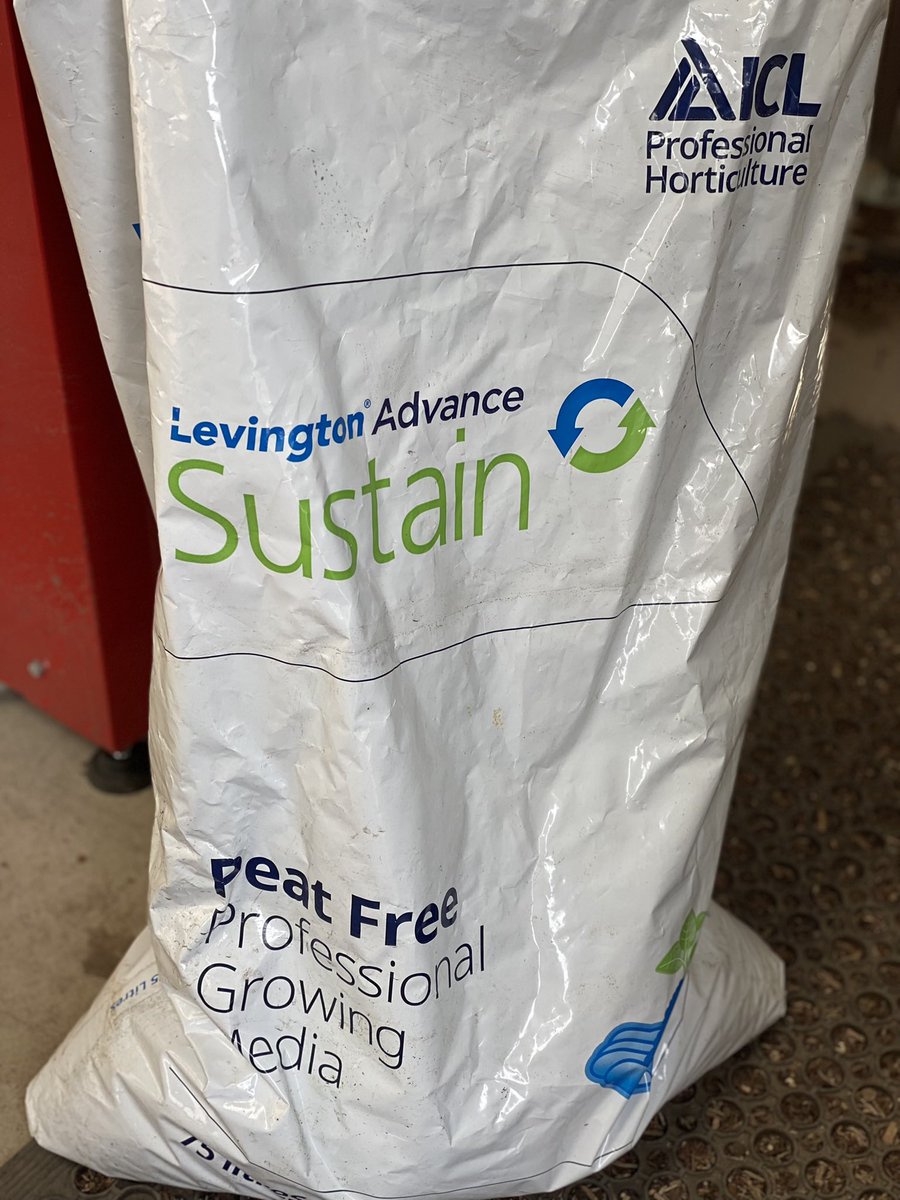 Whether we’re taking cuttings, sowing seeds or potting up, it’s all 💯% peat free. Thank you Klasmann, ICL and Jiffy, and everyone who chooses us because of that 🙌🏻 #peatfree #GardeningTwitter #gardening #gardeningX