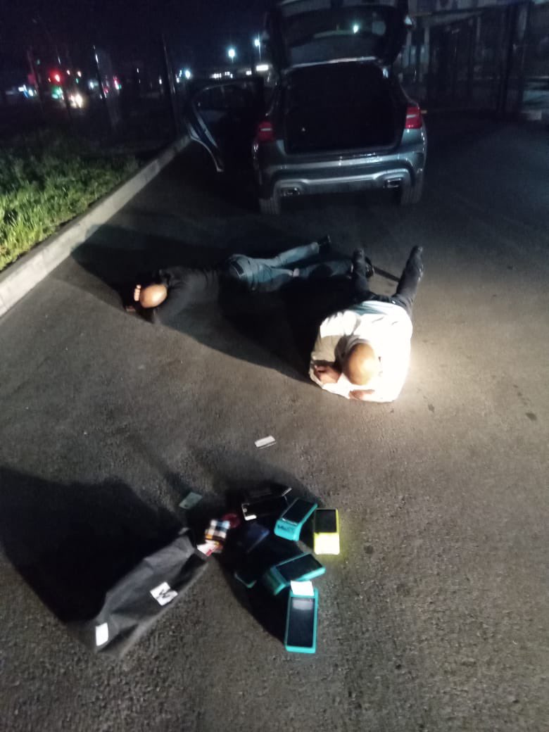 Abramjee's tweet photo. Two card scammers arrested: Boksburg North. Various seizures made. 

#CrimeWatch https://t.co/jVPUzcFJwd